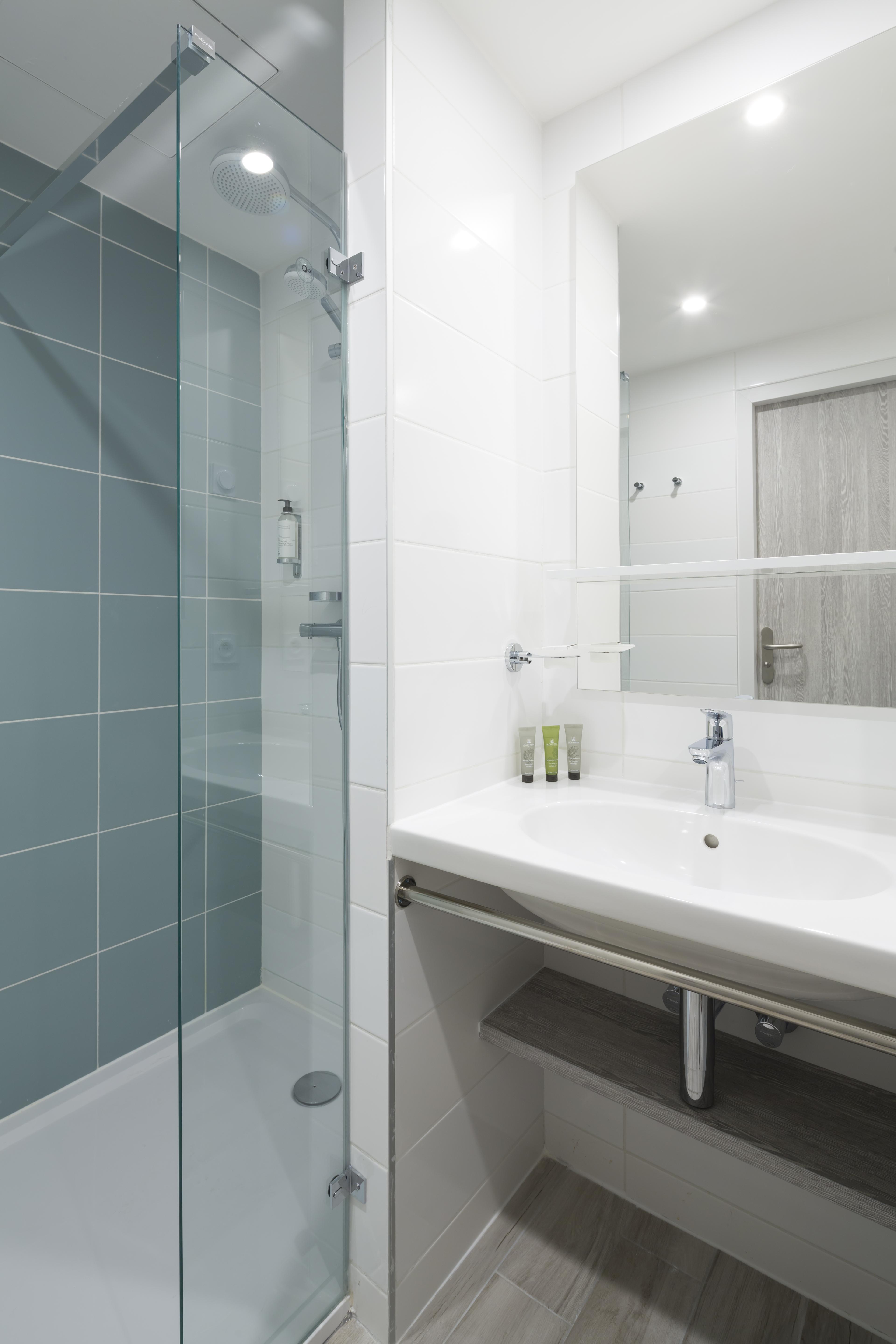 Logis Hotel Les Pins - Operalia Balaruc-les-Bains Zewnętrze zdjęcie